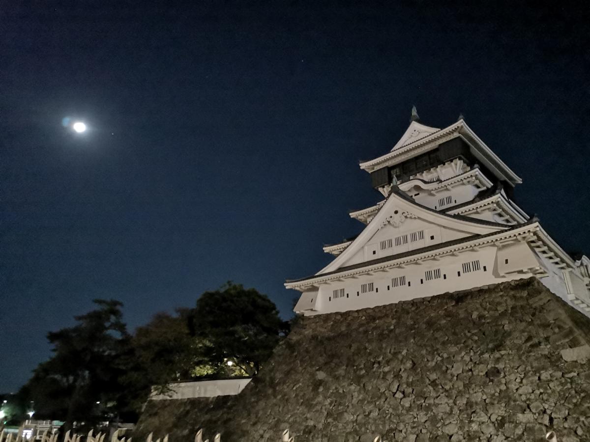 月あかりに照らされた小倉城