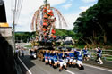 若衆挑むも山はなかなか動かず(竹並祇園山笠)