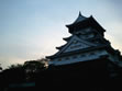 夕暮れの小倉城と飛行機雲