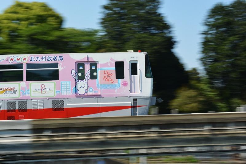 快走するモノレール