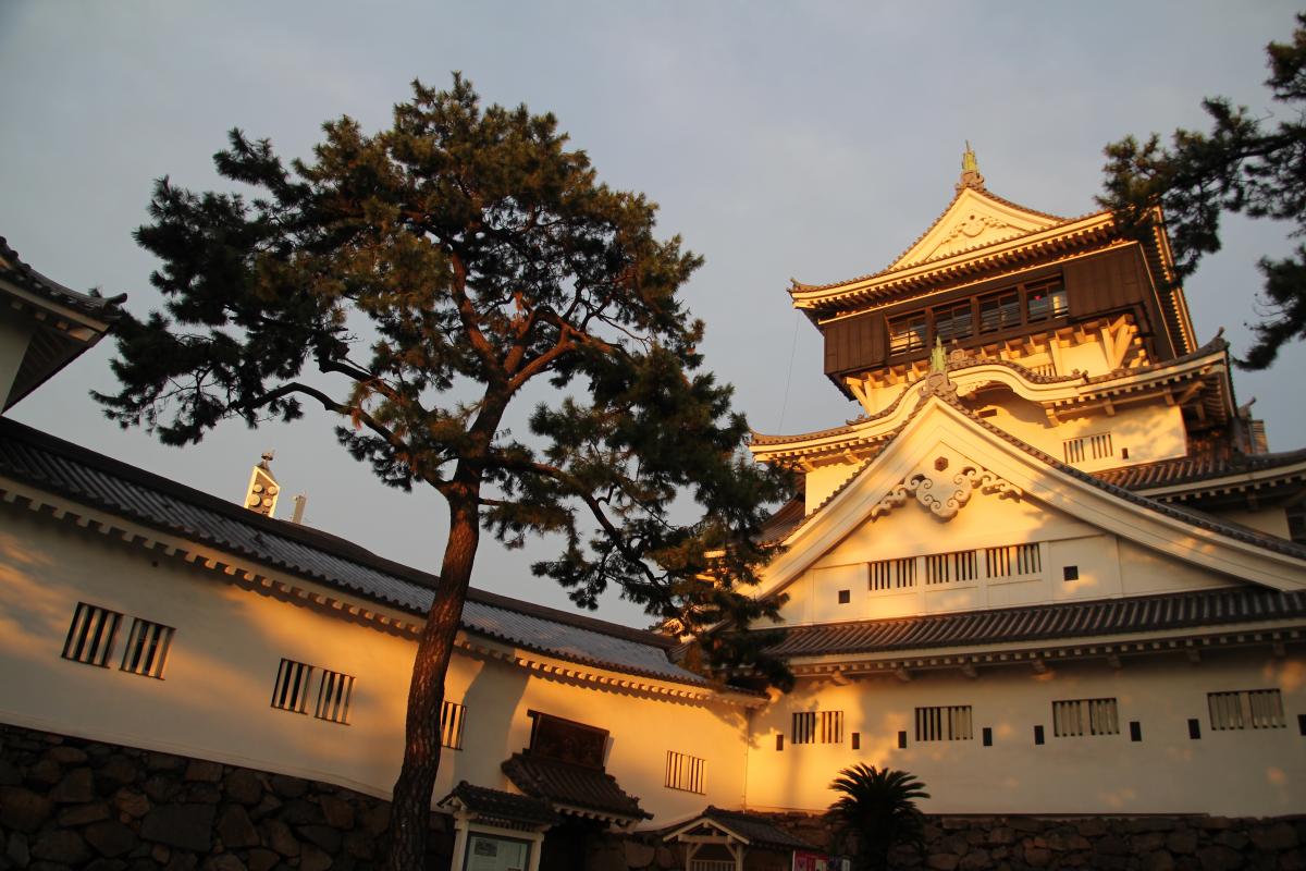 夕陽に染まる小倉城