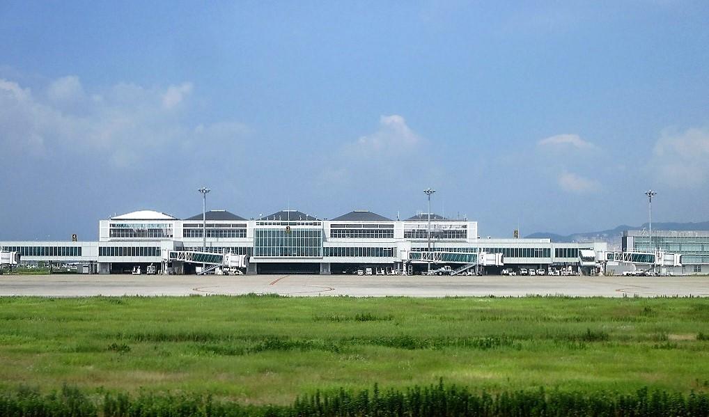 滑走路から見た北九州空港