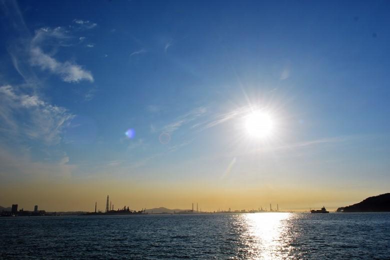 夕陽に煌めく関門海峡