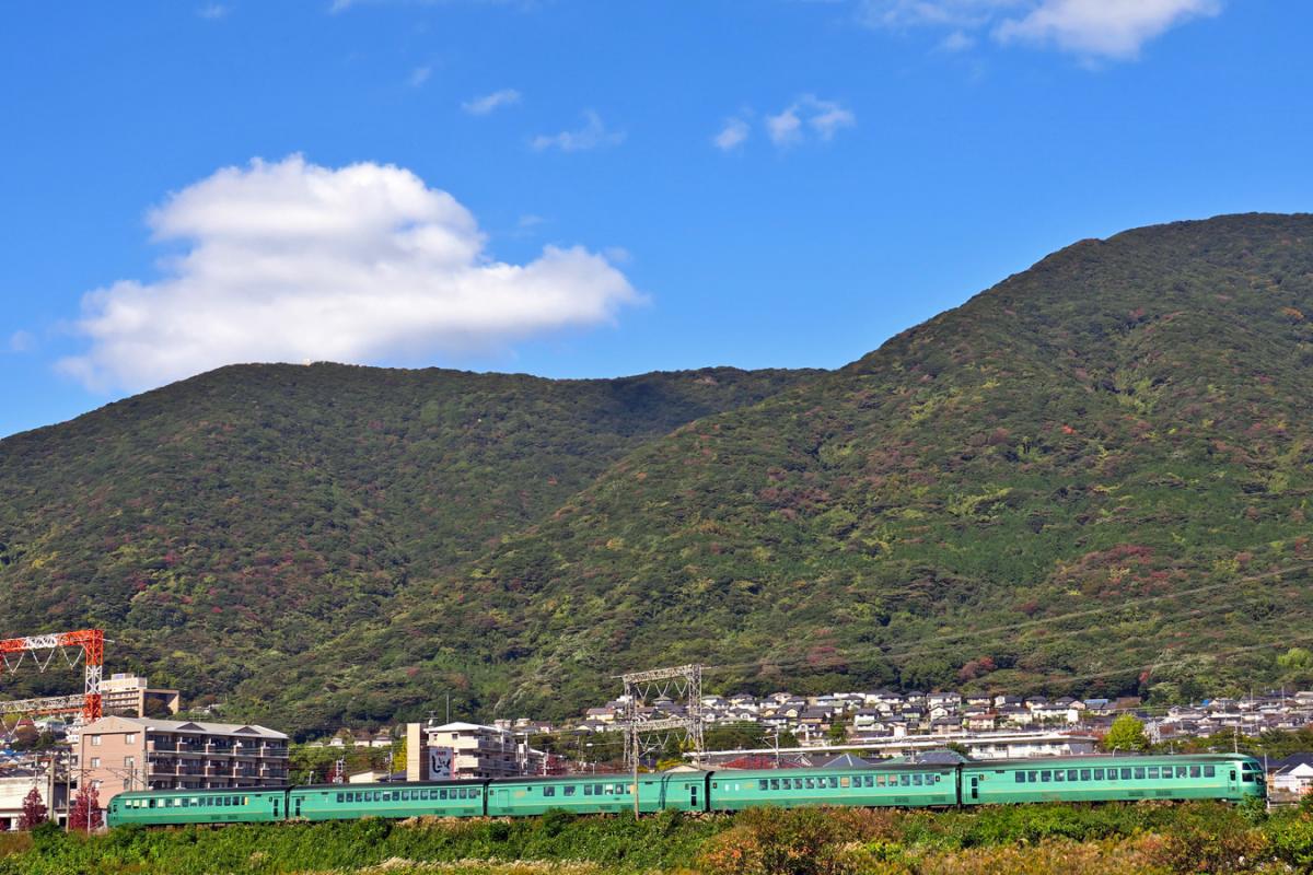 足立山をバックに走るゆふいんの森号