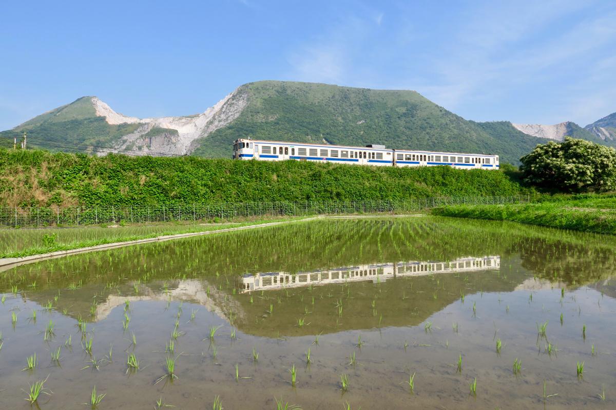 平尾台を背景に日田彦山線を撮る