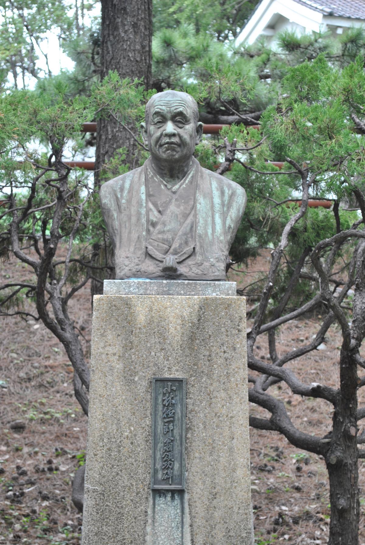 小林徳一郎翁頌功碑：勝山公園（ブロンズ像）