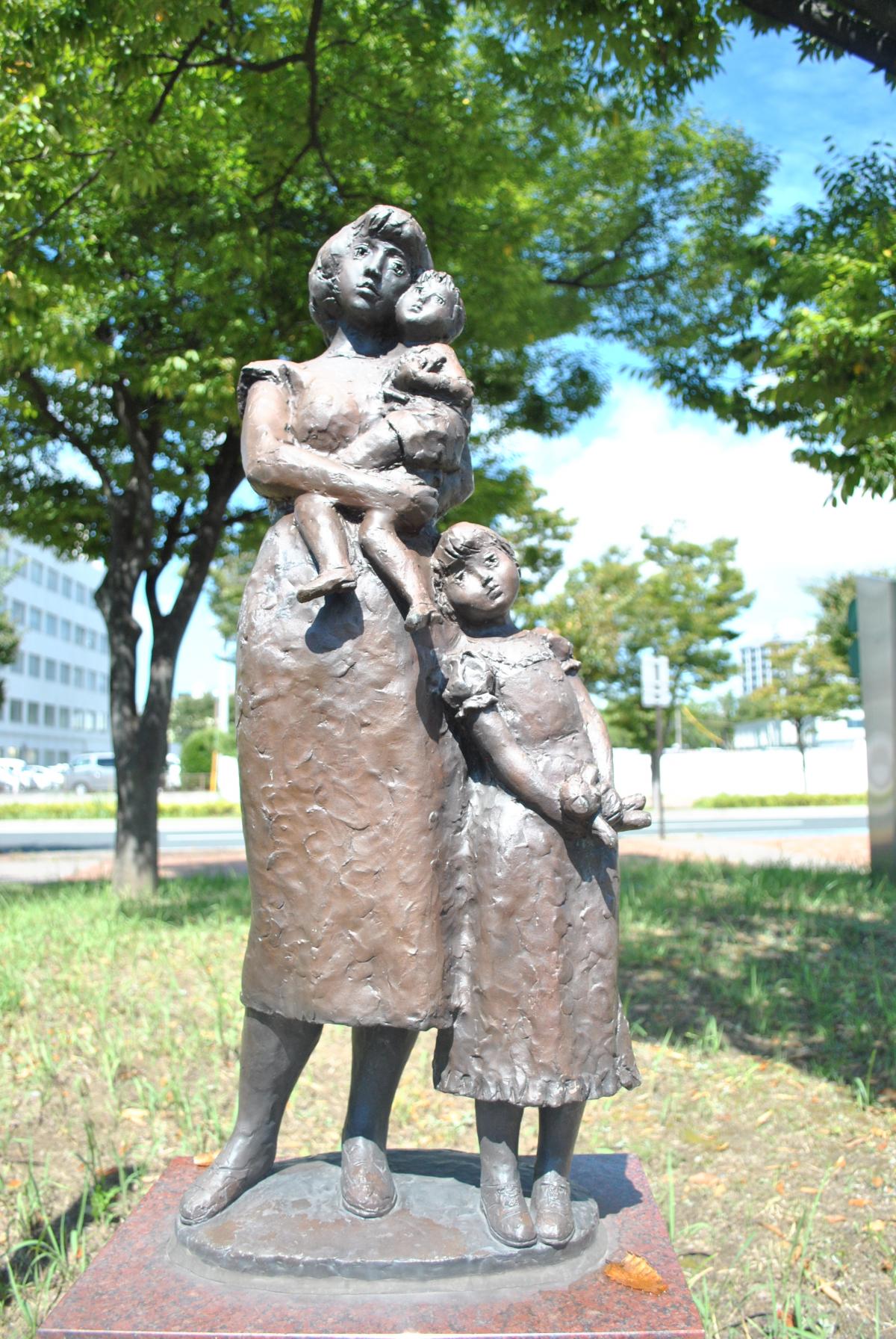 母子像：勝山公園（ブロンズ像）