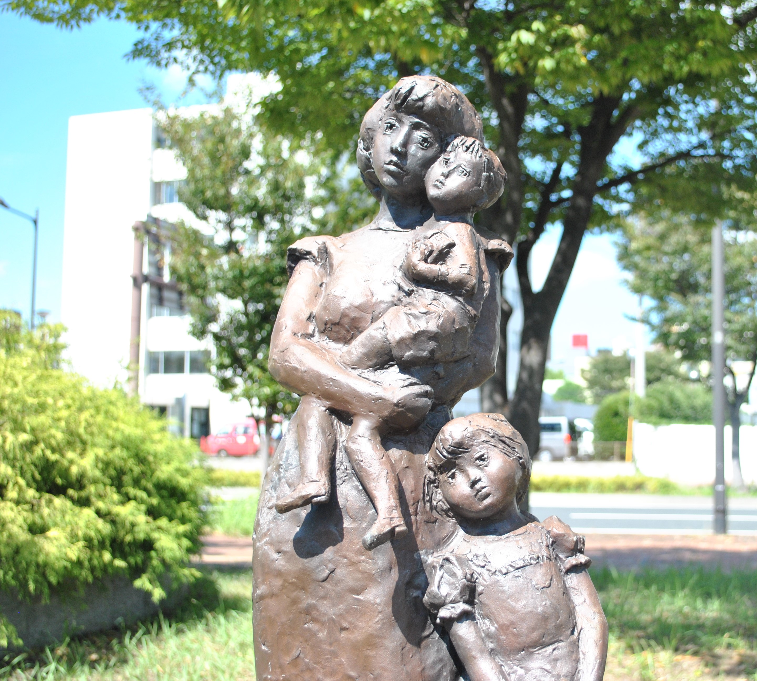 母子像：勝山公園（ブロンズ像）|常設展示室|北九州市 時と風の博物館