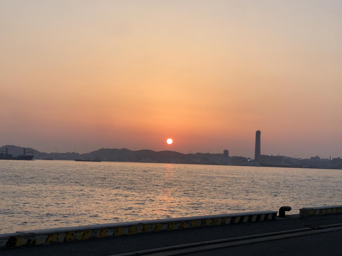 夕陽の関門海峡