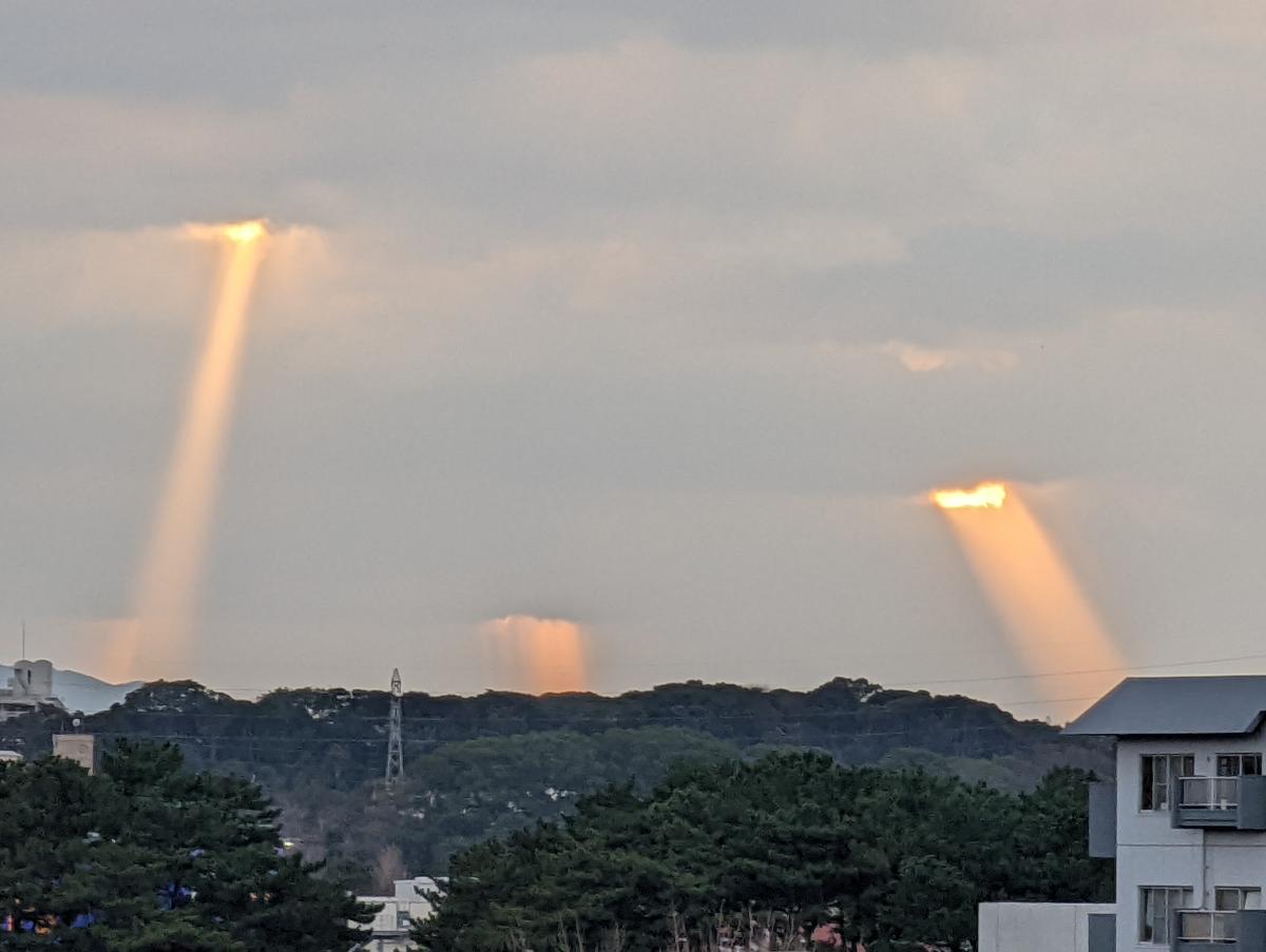 長崎街道に降りてきた光の柱