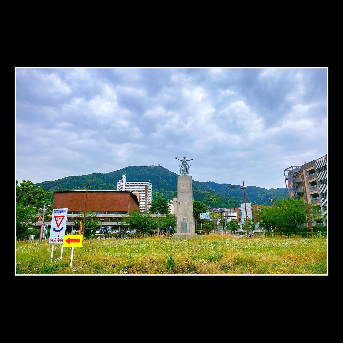 八幡市民会館前ロータリーの復興平和記念像