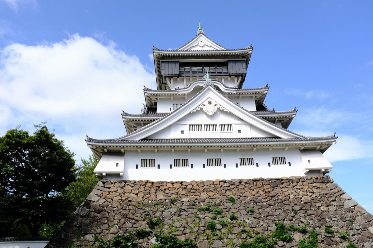 聳え立つ小倉城