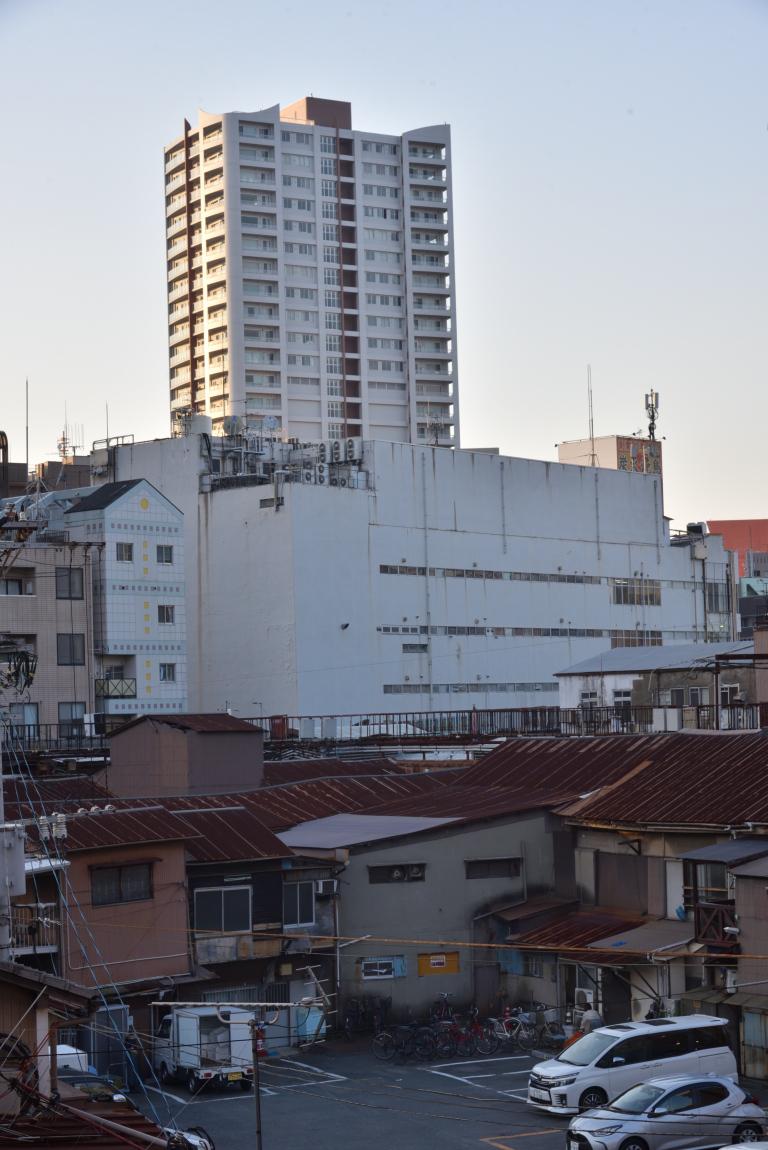 旦過市場と高層ビル