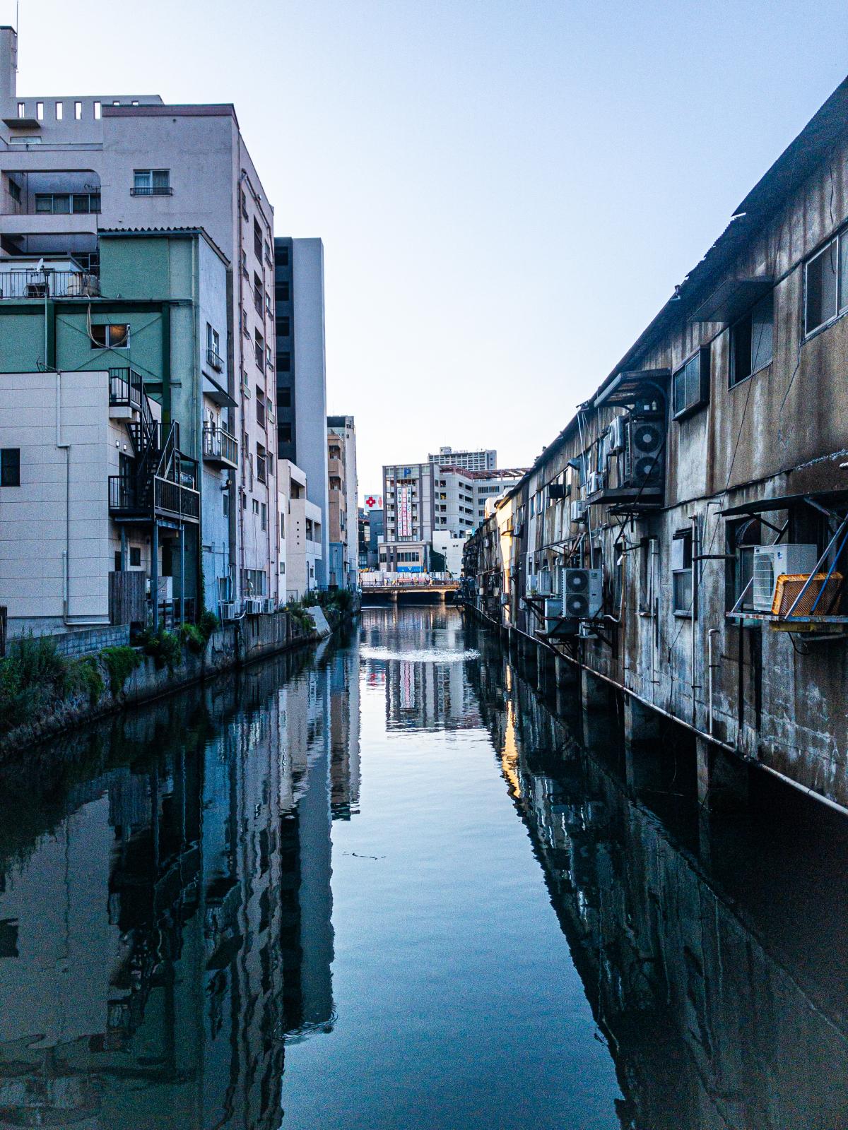 旦過市場と神嶽川