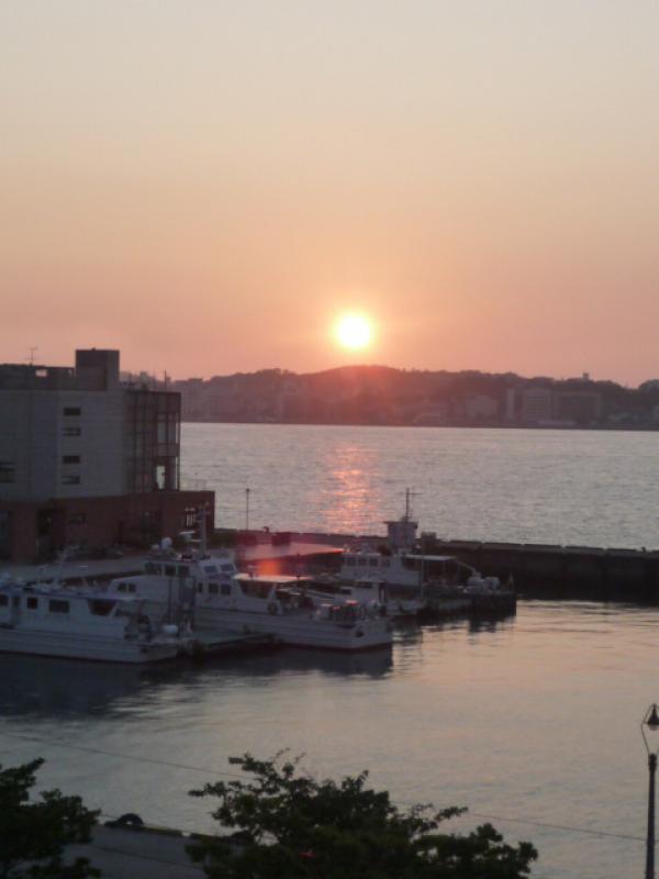 門司港の夕暮れ　夕日と道路から対岸の夕暮れを見る。