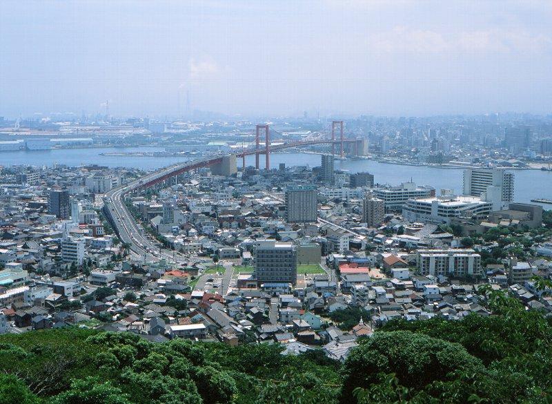 高塔山から見た若戸大橋