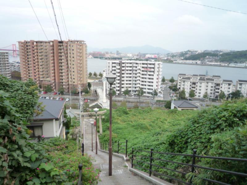 海と船が見える坂道－その4（若松金比羅神社）