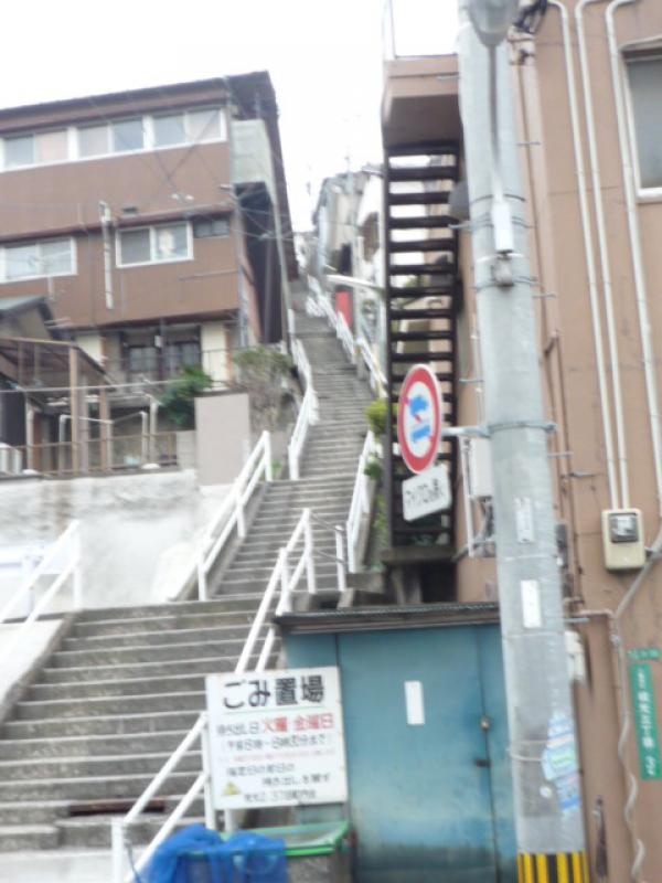 海と船が見える坂道９－枝光駅前・電車から見える階段　
