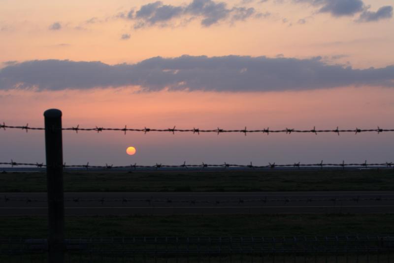 北九州空港滑走路と日の出