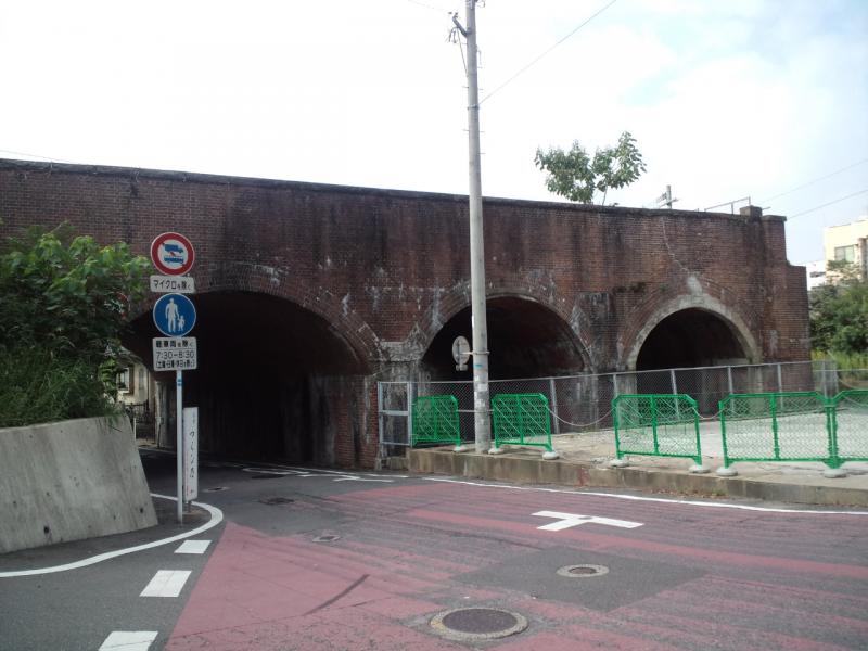 折尾駅そばの近代化遺産「ねじりまんぽ」