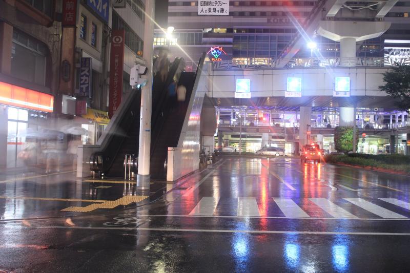 雨の平和通り