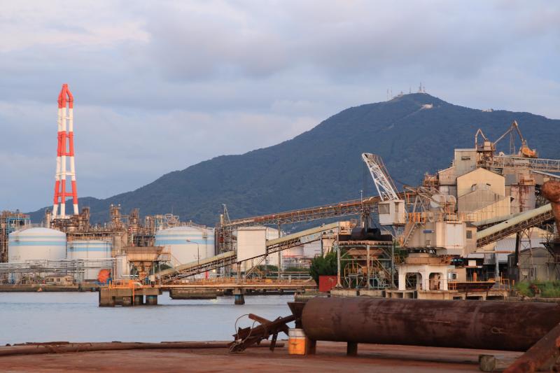 洞海湾の工場