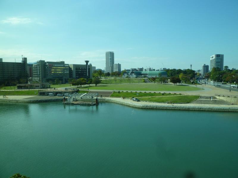快晴の空の下の勝山公園