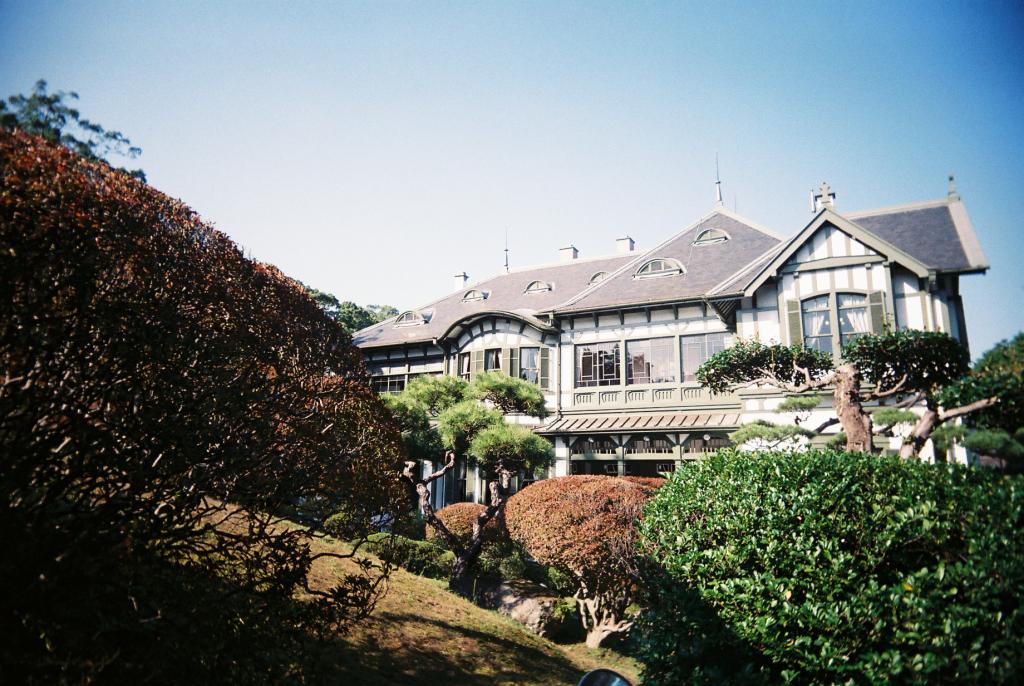 旧松本家住宅の庭園から。紅葉の美しい季節。常設展示室北九州市 時と風の博物館