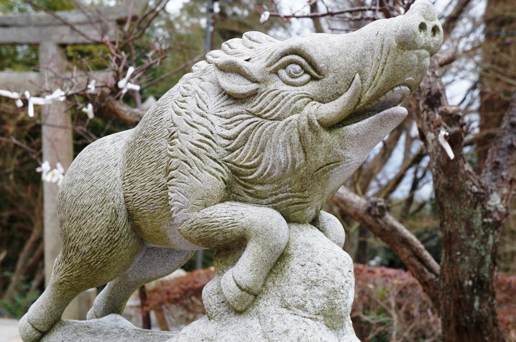 足立山妙見宮の狛猪