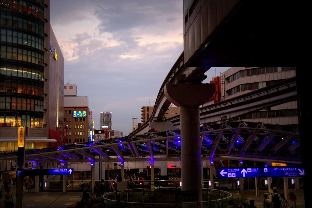 曇り空の夕暮れ時（小倉駅前）