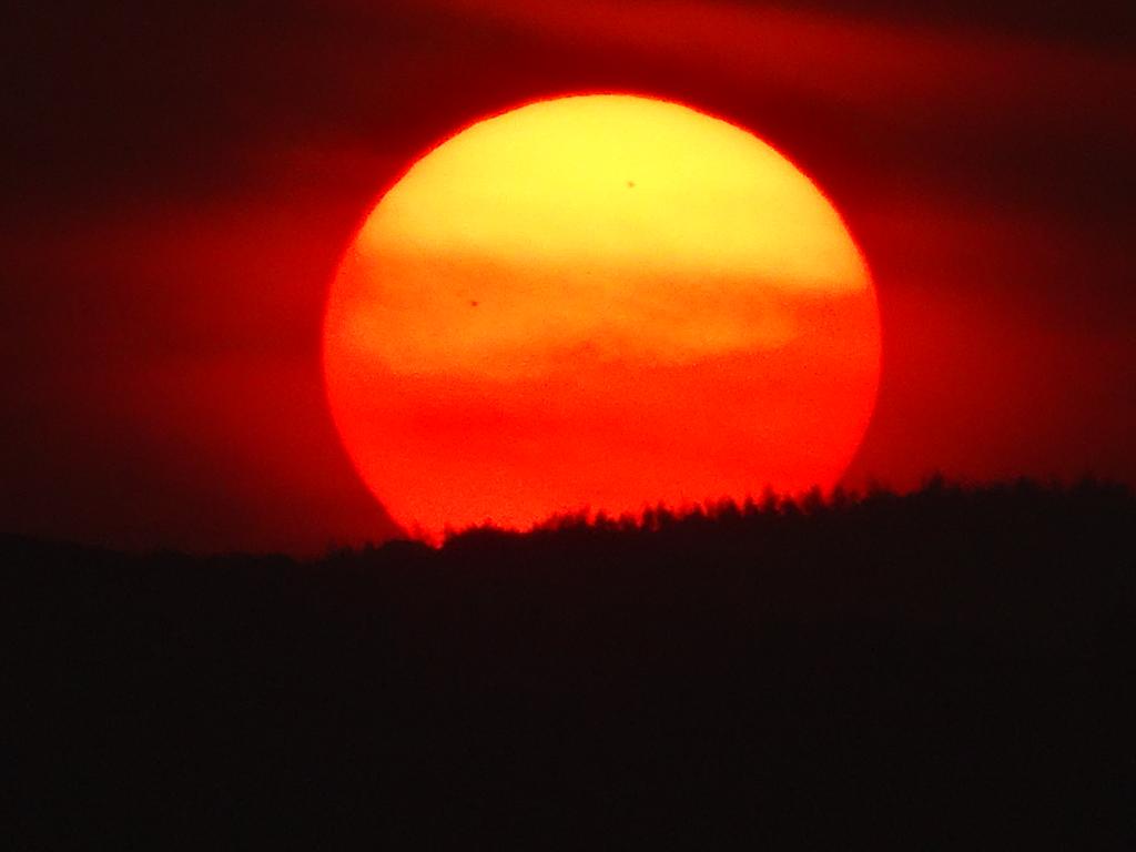 高塔山に沈む深紅の夕日